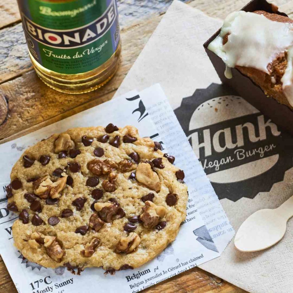 Finissez votre repas avec l’un des délicieux cookies de Hank !