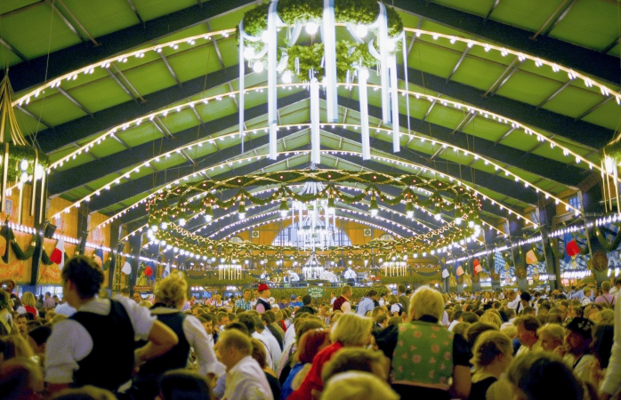 Une tente bondée de l’Oktoberfest