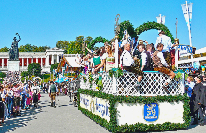 La Grande parade animée de l’Oktoberfest Parade devant la statue de la Bavière.