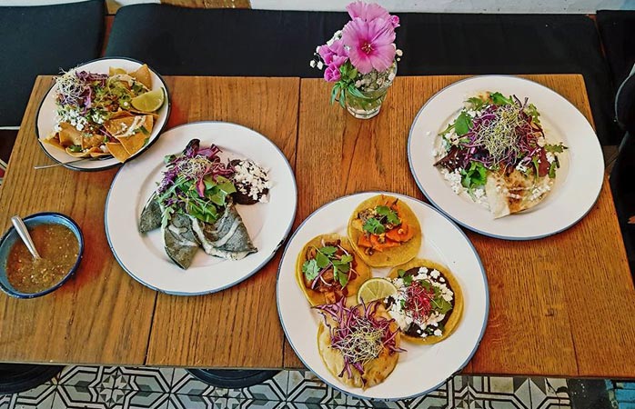 Une table remplie des délicieux tacos du Café Chilango