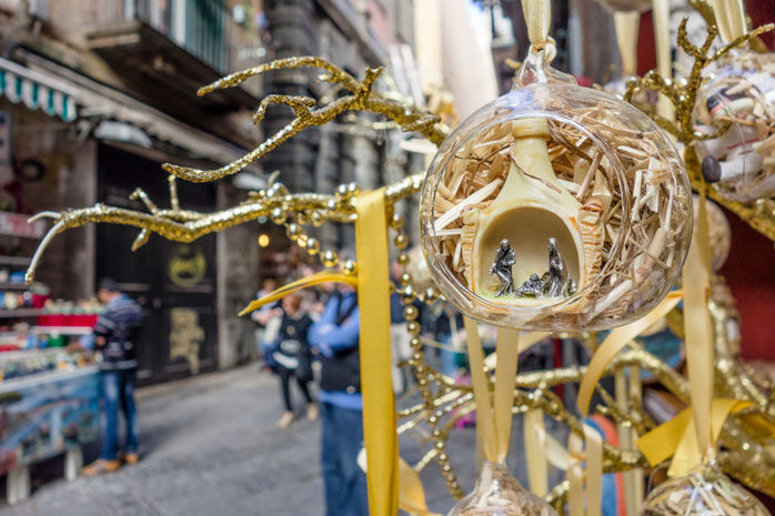 Les figurines de la crèche sur le marché de Noël de Naples