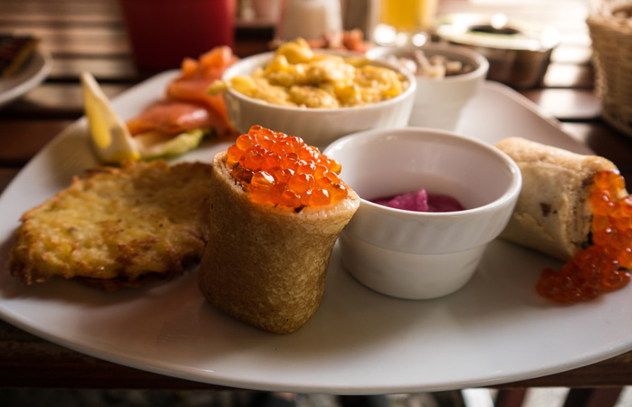 Le Black Sea breakfast au Datscha Café Bar est un régal pour les amateurs de poisson - quartiers de Berlin