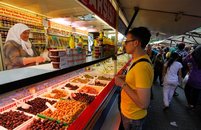 Offrez-vous de délicieuses friandises turques sur le marché turc de Kreuzberg - quartiers de Berlin