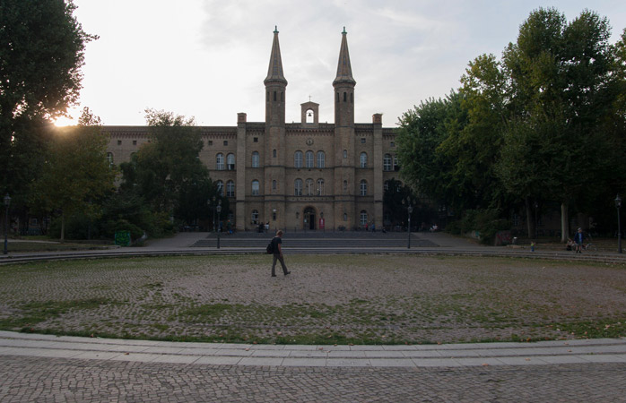 Kunstraum Kreuzberg/Bethanien, espace d’exposition dédié à l’art contemporain, constitue une étape possible de cette visite alternative gratuite