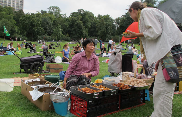 Prenez place dans l’herbe et admirez la préparation de délices thaïlandais au Preussenpark 